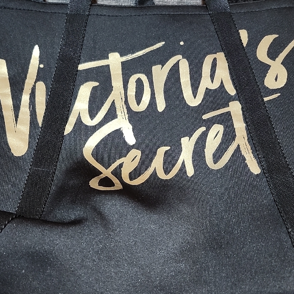 VICTORIA SECRET 2017 GOLD SHINE INSULATED BEVERAGE NEOPRENE COOLER CARRY-ALLTOTE